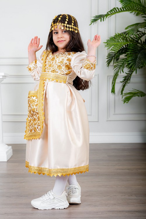 فستان تراثي بناتي لون بيج مزين بتطريز تراثي لون ذهبي ياقة قصة سبعة بأكمام طويلة و برباط في الخصر