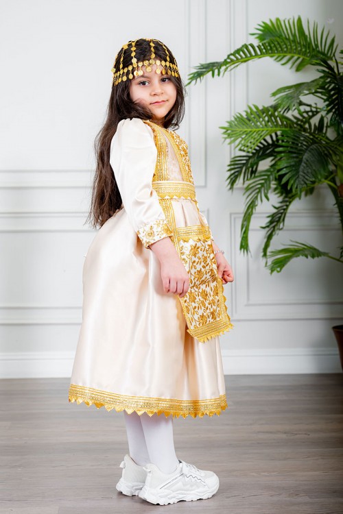 فستان تراثي بناتي لون بيج مزين بتطريز تراثي لون ذهبي ياقة قصة سبعة بأكمام طويلة و برباط في الخصر