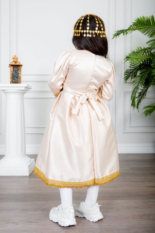 فستان تراثي بناتي لون بيج مزين بتطريز تراثي لون ذهبي ياقة قصة سبعة بأكمام طويلة و برباط في الخصر