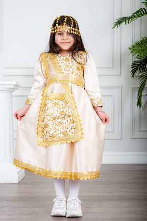 فستان تراثي بناتي لون بيج مزين بتطريز تراثي لون ذهبي ياقة قصة سبعة بأكمام طويلة و برباط في الخصر 