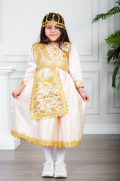 فستان تراثي بناتي لون بيج مزين بتطريز تراثي لون ذهبي ياقة قصة سبعة بأكمام طويلة و برباط في الخصر