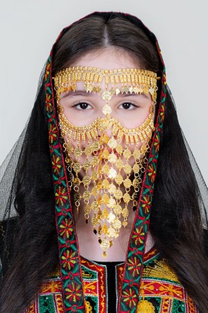 برقع نسائي لون ذهبي ليوم التأسيس