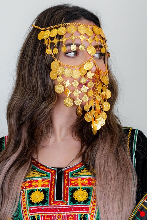 برقع نسائي لون ذهبي بجنيهات ليوم التأسيس