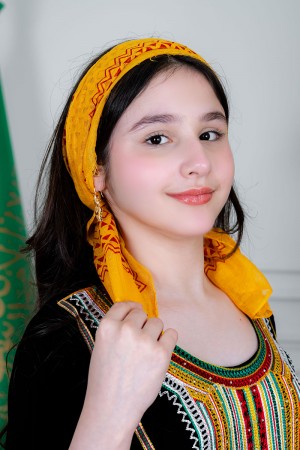 منديل جنوبي عسيري لون أصفر مزخرف باللون الأحمر