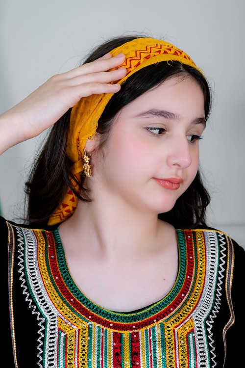 منديل جنوبي عسيري لون أصفر مزخرف باللون الأحمر