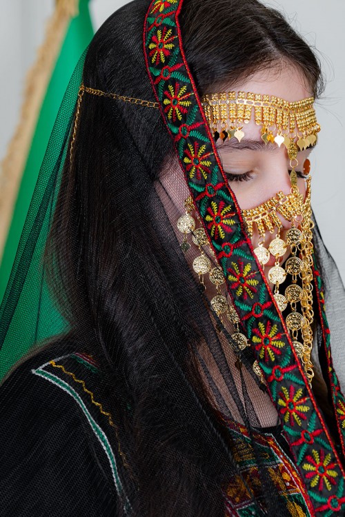 طرحة شيفون عسيري لون أسود مزينة بتطريز ملون من الأطراف