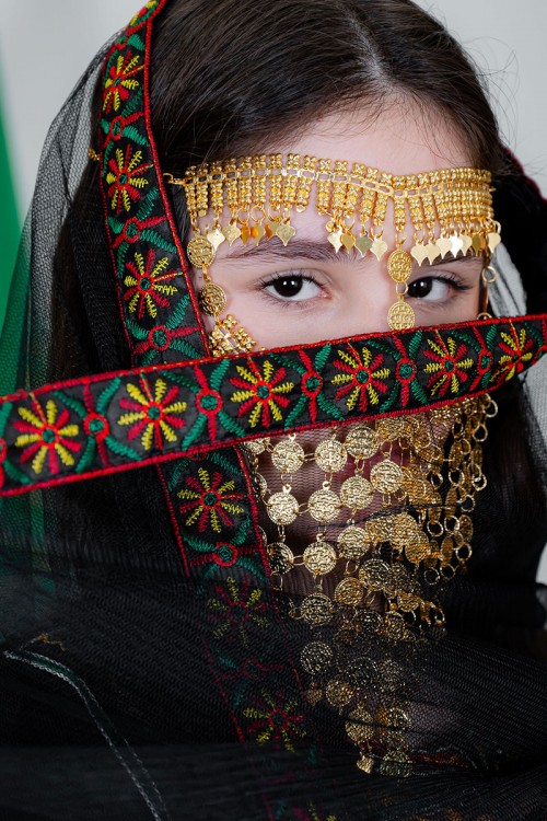 طرحة شيفون عسيري لون أسود مزينة بتطريز ملون من الأطراف