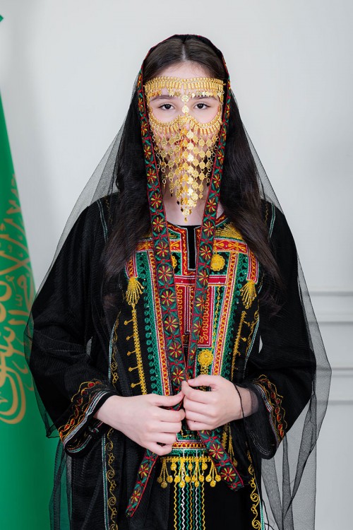 طرحة شيفون عسيري لون أسود مزينة بتطريز ملون من الأطراف