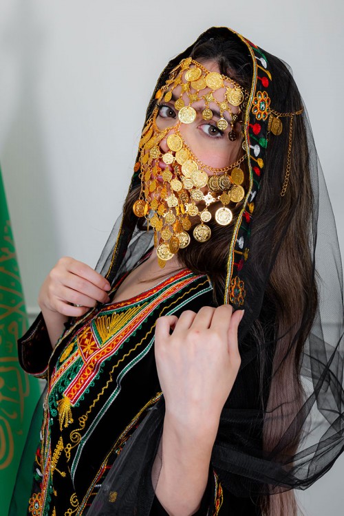 طرحة شيفون عسيري لون أسود مزينة بتطريز ملون من الأطراف