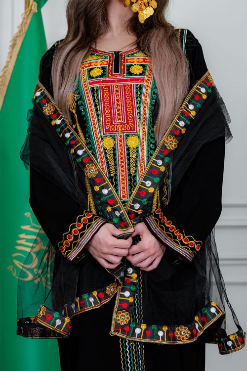 طرحة شيفون عسيري لون أسود مزينة بتطريز ملون من الأطراف