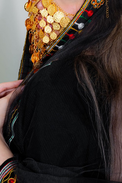 طرحة شيفون عسيري لون أسود مزينة بتطريز ملون من الأطراف