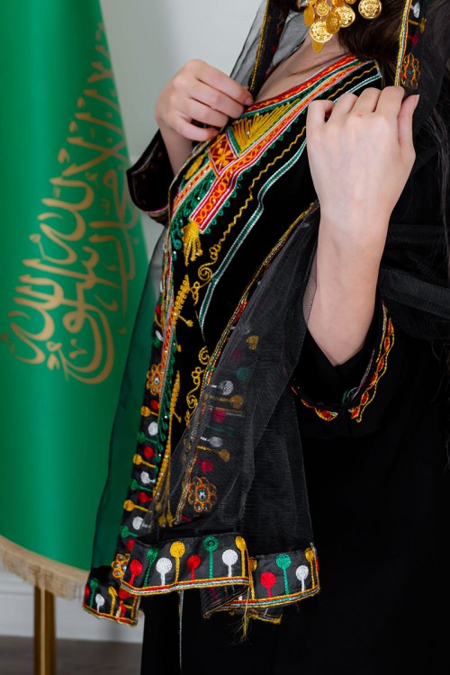 طرحة شيفون عسيري لون أسود مزينة بتطريز ملون من الأطراف