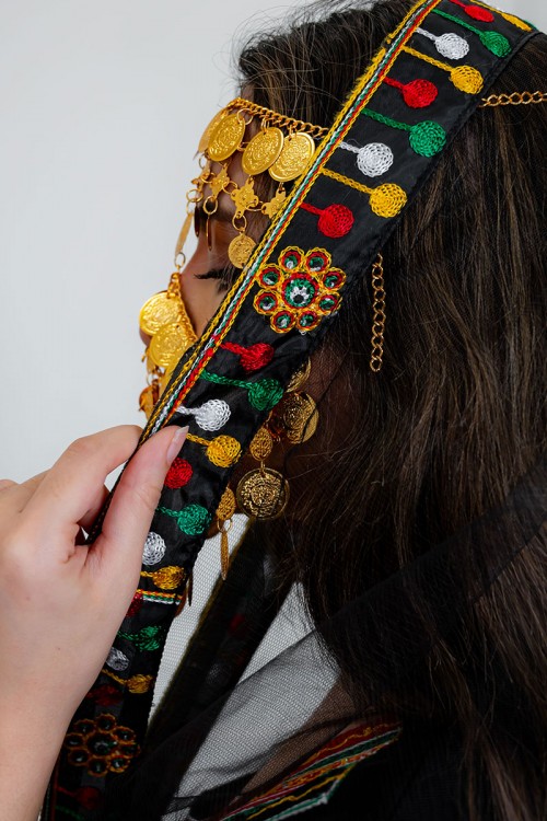 طرحة شيفون عسيري لون أسود مزينة بتطريز ملون من الأطراف