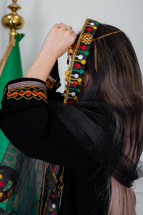 طرحة شيفون عسيري لون أسود مزينة بتطريز ملون من الأطراف