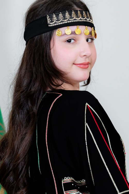 طوق شعر تراثي لون أسود مطرز باللون البيج و مزين بجنيهات ذهبية