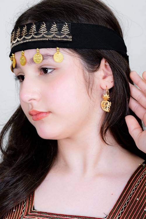 طوق شعر تراثي لون أسود مطرز باللون البيج و مزين بجنيهات ذهبية