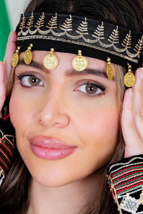 طوق شعر تراثي لون أسود مطرز باللون البيج و مزين بجنيهات ذهبية