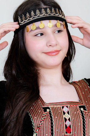 طوق شعر تراثي لون أسود مطرز باللون البيج و مزين بجنيهات ذهبية