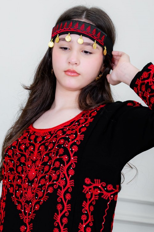 طوق شعر تراثي لون أسود مطرز باللون الأحمر و مزين بجنيهات ذهبية