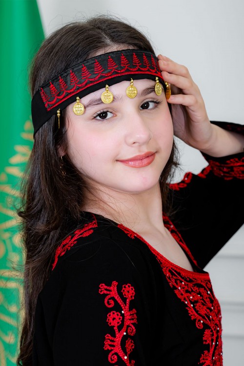 طوق شعر تراثي لون أسود مطرز باللون الأحمر و مزين بجنيهات ذهبية