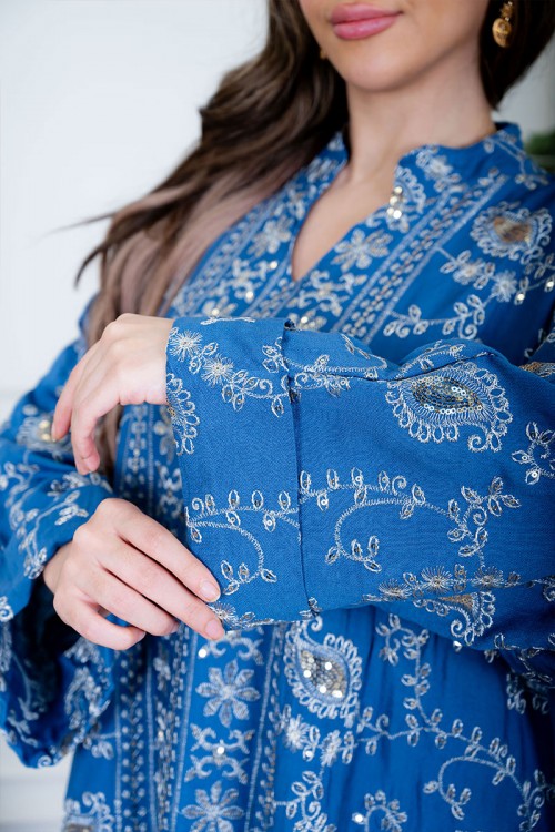 جلابية نسائية لون أزرق ياقة عالية بقصة سبعة مزينة بتطريز باللون الفضي و بأكمام طويلة