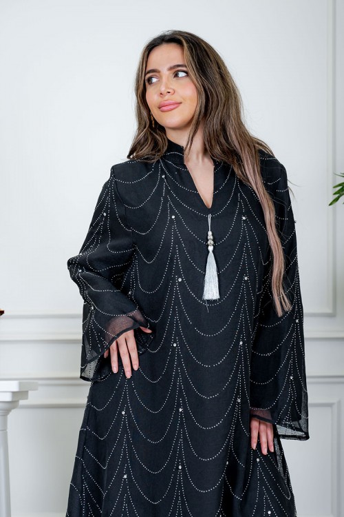 جلابية نسائية لون أسود ياقة عالية بقصة سبعة مزينة بفصوص باللون الفضي و بأكمام طويلة