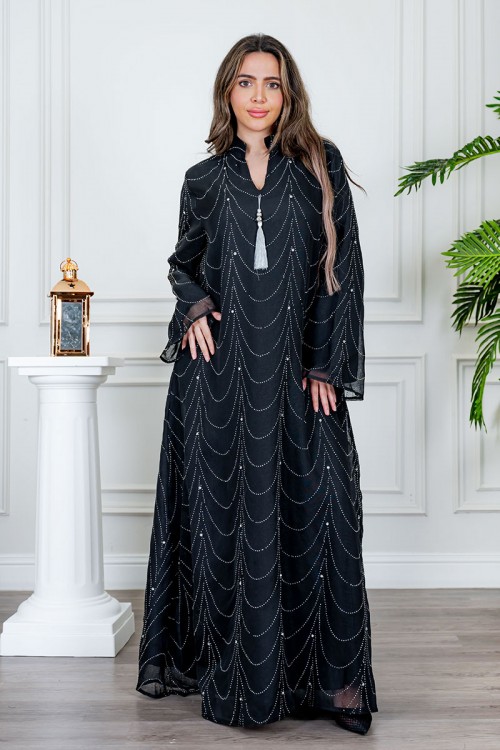 جلابية نسائية لون أسود ياقة عالية بقصة سبعة مزينة بفصوص باللون الفضي و بأكمام طويلة
