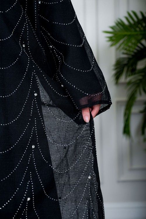 جلابية نسائية لون أسود ياقة عالية بقصة سبعة مزينة بفصوص باللون الفضي و بأكمام طويلة