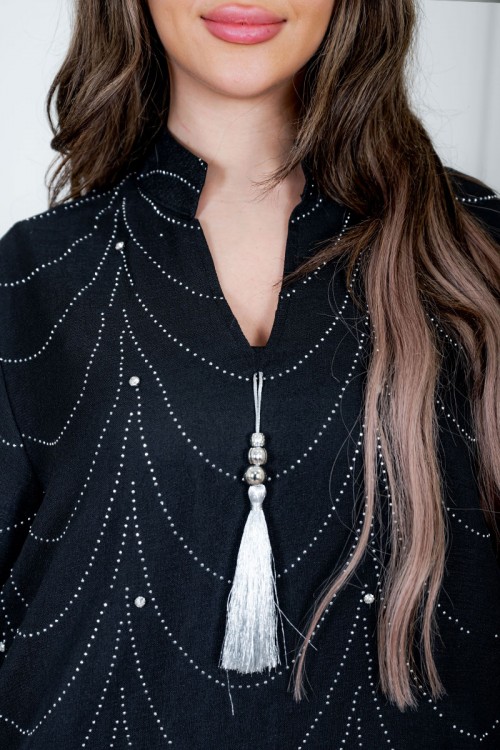 جلابية نسائية لون أسود ياقة عالية بقصة سبعة مزينة بفصوص باللون الفضي و بأكمام طويلة