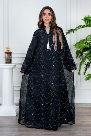 جلابية نسائية لون أسود ياقة عالية بقصة سبعة مزينة بفصوص باللون الفضي و بأكمام طويلة 
