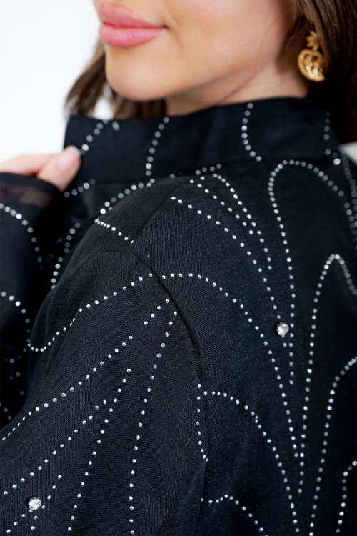 جلابية نسائية لون أسود ياقة عالية بقصة سبعة مزينة بفصوص باللون الفضي و بأكمام طويلة