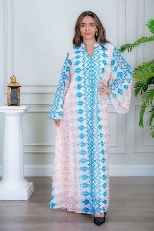جلابية نسائية لون أبيض مزخرفة باللون السماوي و الوردي  ياقة عالية بقصة سبعة و بأكمام طويلة 