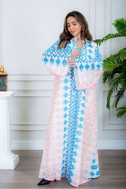 جلابية نسائية لون أبيض مزخرفة باللون السماوي و الوردي  ياقة عالية بقصة سبعة و بأكمام طويلة