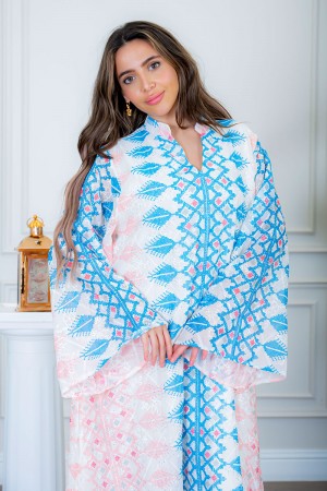 جلابية نسائية لون أبيض مزخرفة باللون السماوي و الوردي  ياقة عالية بقصة سبعة و بأكمام طويلة 