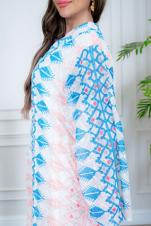 جلابية نسائية لون أبيض مزخرفة باللون السماوي و الوردي  ياقة عالية بقصة سبعة و بأكمام طويلة