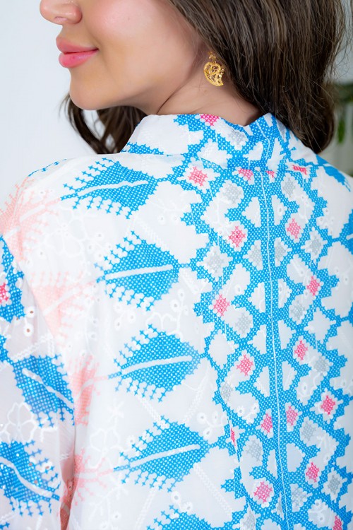 جلابية نسائية لون أبيض مزخرفة باللون السماوي و الوردي  ياقة عالية بقصة سبعة و بأكمام طويلة