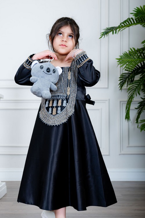 فستان بناتي تراثي قصير لون أسود ياقة مربعة مزين بتطريز ذهبي و فضي من الأمام و الأكمام