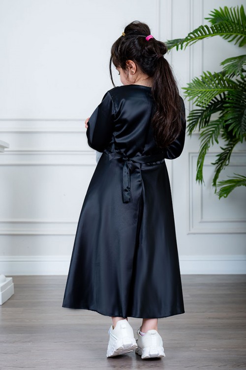 فستان بناتي تراثي قصير لون أسود ياقة مربعة مزين بتطريز ذهبي و فضي من الأمام و الأكمام