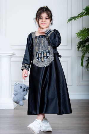 فستان بناتي تراثي قصير لون أسود ياقة مربعة مزين بتطريز ذهبي و فضي من الأمام و الأكمام