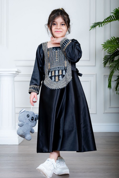 فستان بناتي تراثي قصير لون أسود ياقة مربعة مزين بتطريز ذهبي و فضي من الأمام و الأكمام
