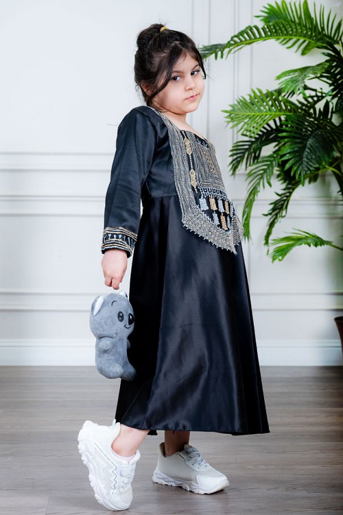 فستان بناتي تراثي قصير لون أسود ياقة مربعة مزين بتطريز ذهبي و فضي من الأمام و الأكمام