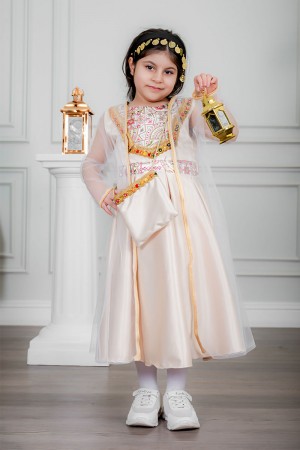 فستان بناتي تراثي لون بيج بتطريز تراثي ملون من الأمام و برباط في الخصر بدون أكمام مع قماش شيفون من الخارج و شنطة