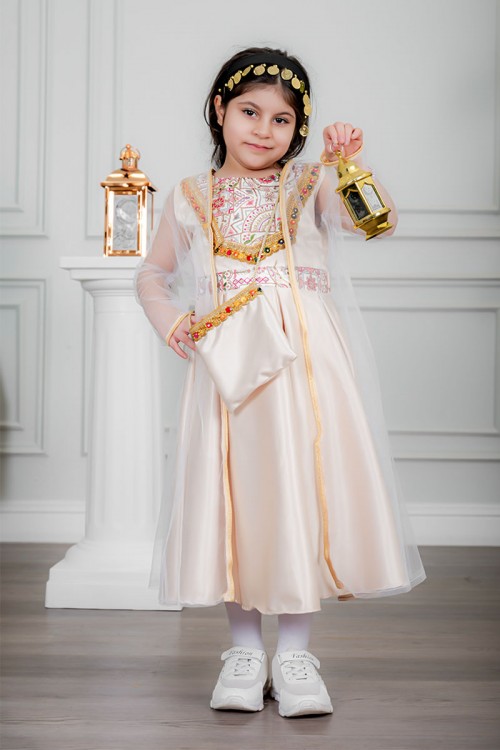فستان بناتي تراثي لون بيج بتطريز تراثي ملون من الأمام و برباط في الخصر بدون أكمام مع قماش شيفون من الخارج و شنطة