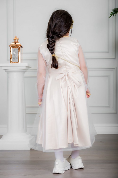 فستان بناتي تراثي لون بيج بتطريز تراثي ملون من الأمام و برباط في الخصر بدون أكمام مع قماش شيفون من الخارج و شنطة