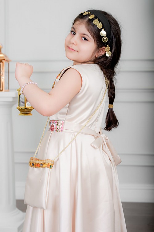 فستان بناتي تراثي لون بيج بتطريز تراثي ملون من الأمام و برباط في الخصر بدون أكمام مع قماش شيفون من الخارج و شنطة
