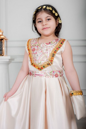 فستان بناتي تراثي لون بيج بتطريز تراثي ملون من الأمام و برباط في الخصر بدون أكمام مع قماش شيفون من الخارج و شنطة