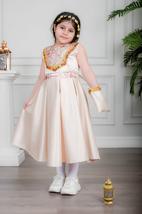 فستان بناتي تراثي لون بيج بتطريز تراثي ملون من الأمام و برباط في الخصر بدون أكمام مع قماش شيفون من الخارج و شنطة