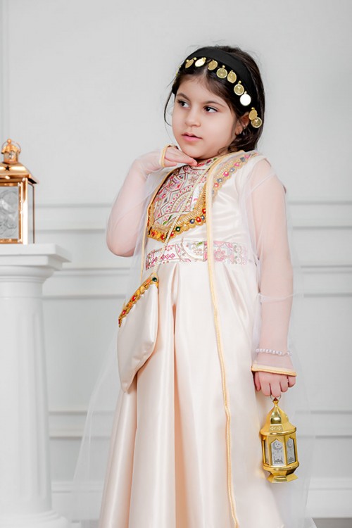 فستان بناتي تراثي لون بيج بتطريز تراثي ملون من الأمام و برباط في الخصر بدون أكمام مع قماش شيفون من الخارج و شنطة