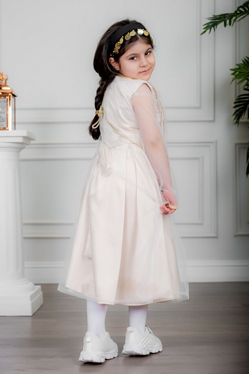 فستان بناتي تراثي لون بيج بتطريز تراثي ملون من الأمام و برباط في الخصر بدون أكمام مع قماش شيفون من الخارج و شنطة