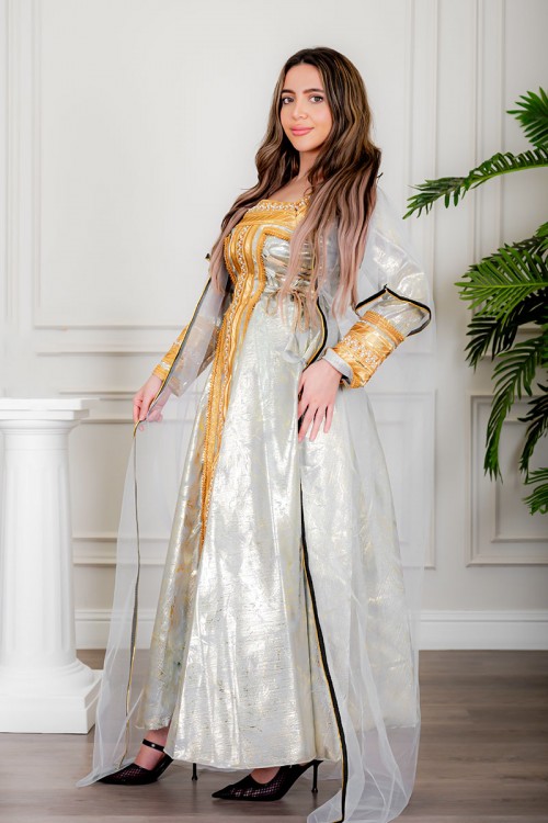 جلابية نسائية تراثية لون رمادي بتطريز تراثي ذهبي من الأمام و الأكمام برباط في الجانبين مع قماش شيفون من الخارج